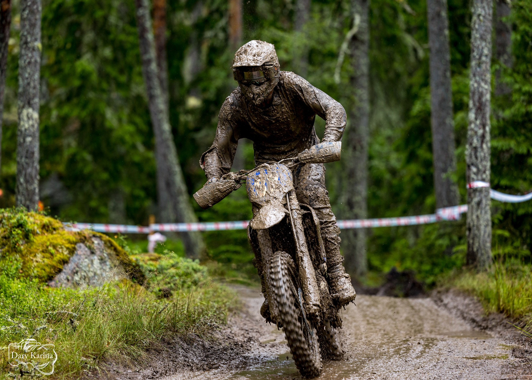 Daniel Mellström på Yamaha i tävlingsmiljö.